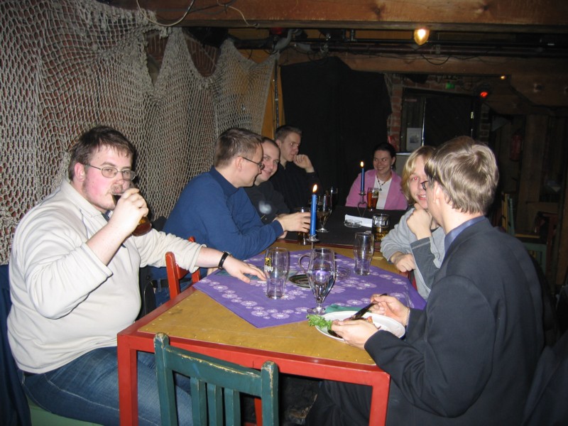 Osku-82, aplfi, Fundamental, sik_, Cake and Dakkus discussing with Esko